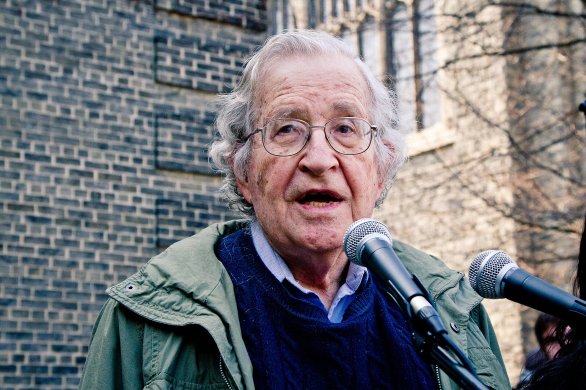 Chomsky: Duchovní otec intelektuálního kolapsu západní levice stále žije