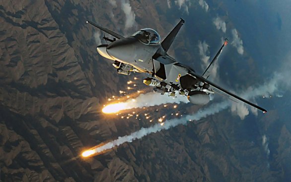 Foto: Bojové letadlo F-15 vypouští obranné světlice (fléry) pro zmatení raket protivníka s infračerveným naváděním. / Public Domain