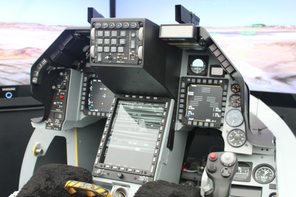Foto: Kokpit F-16V s hlavnÃ­m stÅ™edovÃ½m displejem. / Elbit Systems