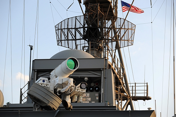 Foto: Laser LaWS umístěný na lodi USS Ponce; větší foto / U.S. Navy