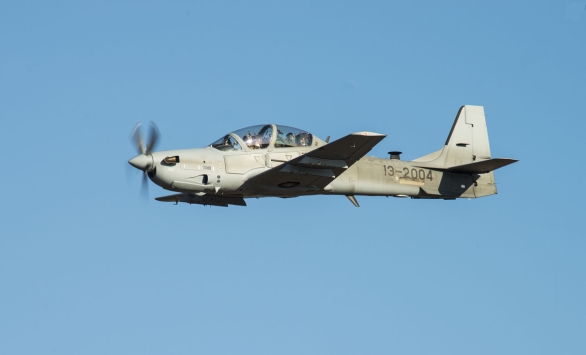 Foto: A-29 Super Tucano nad základnou Moody Air Force Base. Letadla a základna slouží pro výcvik afghánských pilotů; větší foto / Public domain