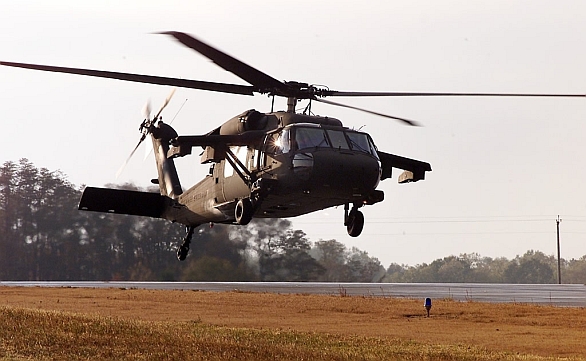 Foto: VrtulnÃ­k UH-60M s pomocnÃ½mi kÅ™Ã­dly ESSS. / Sikorsky