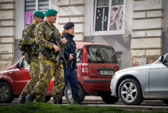 Foto: Společná hlídka vojáků a policistů v Praze. / Wikimedia