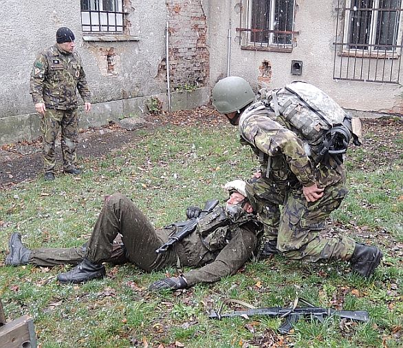 Foto: Zachránit vojáka pod palbou není nic jednoduchého. Nad vším bdí oko instruktora. / Autor